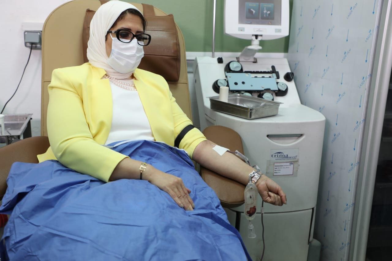 وزيرة الصحة تتبرع بالدم