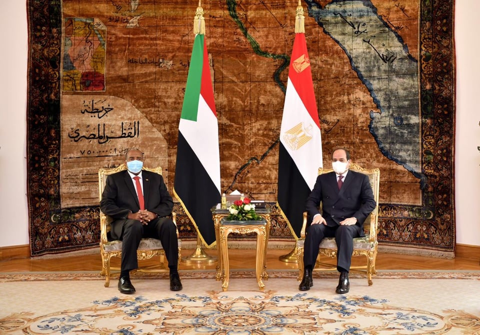 السيسي مع رئيس المجلس السيادي السوداني