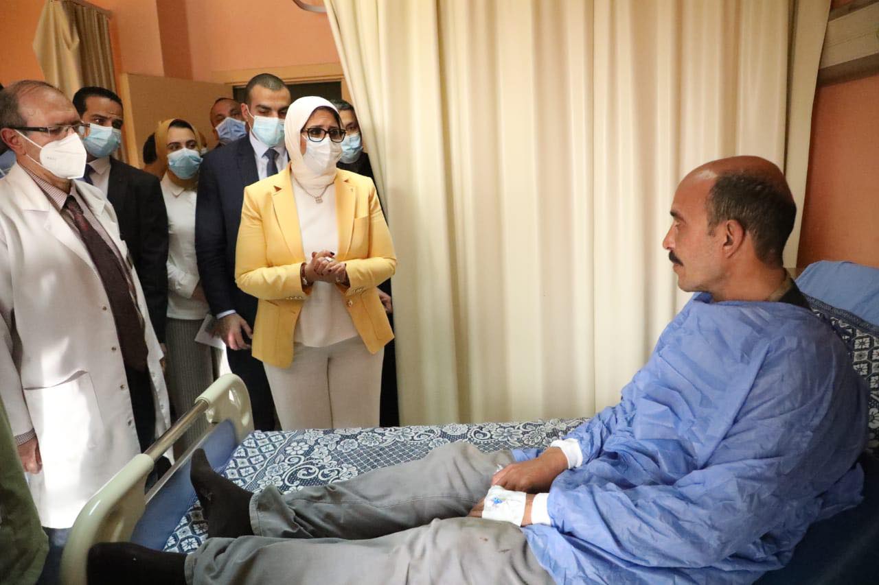 وزيرة الصحة تتفقد المصابين