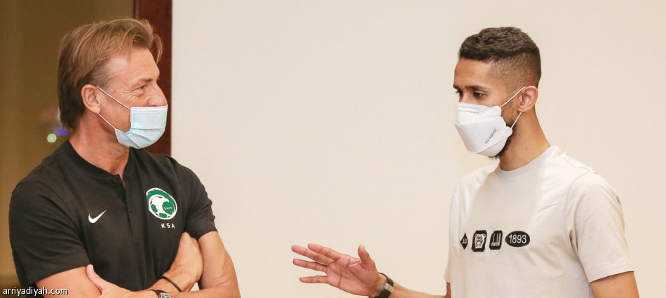سلمان الفرج لاعب المنتخب السعودي مع الفرنسي هيرفي رينارد 