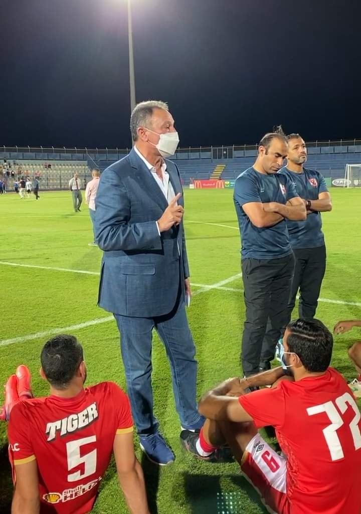 محمود الخطيب يجتمع مع لاعبى الأهلي بعد خسارة الدورى