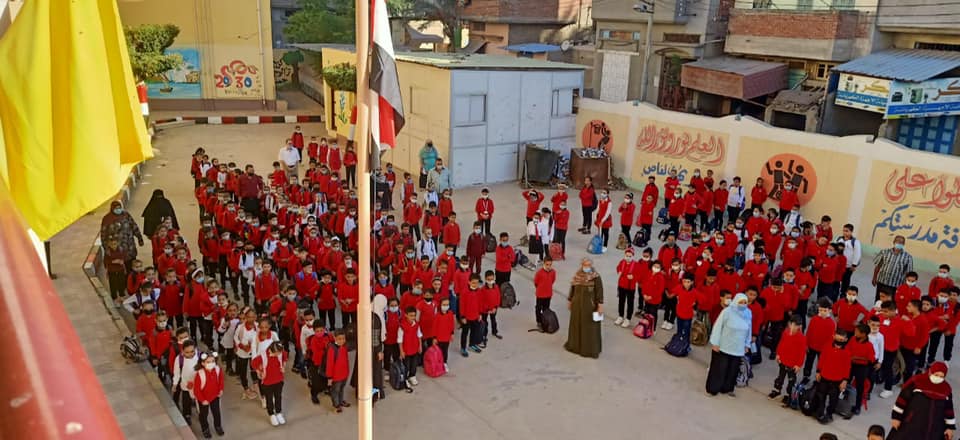 طلاب مدرسة دمياط يرددون النشيد الوطني