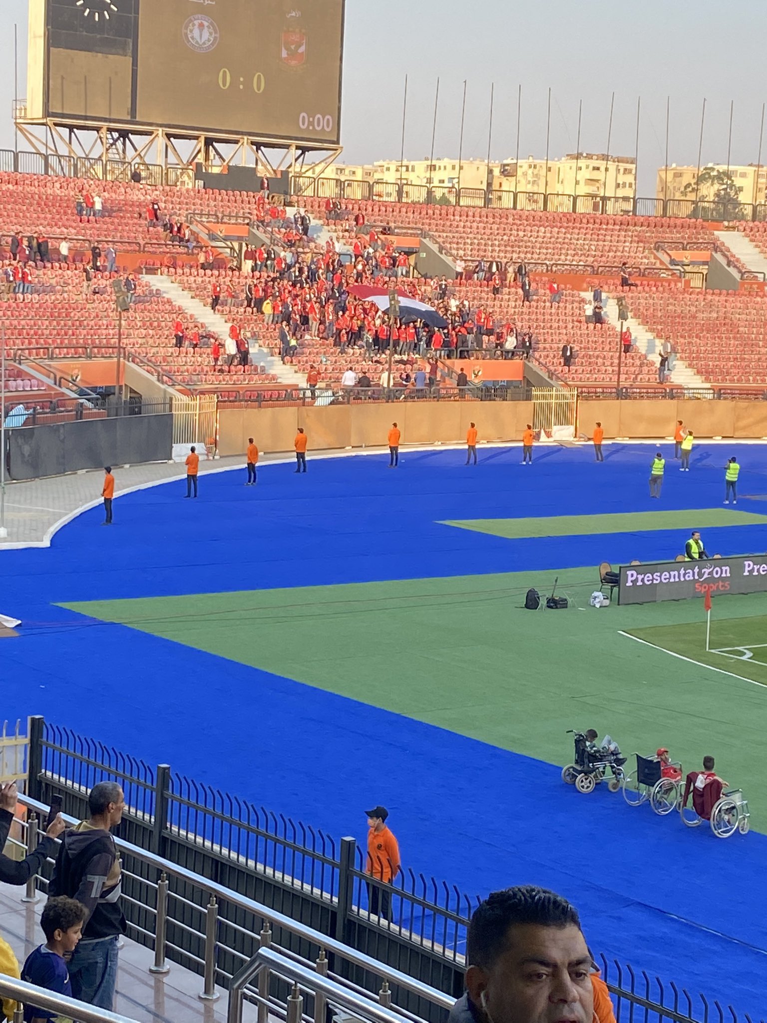 جماهير الأهلي ترفع علم مصر بمدرجات السلام