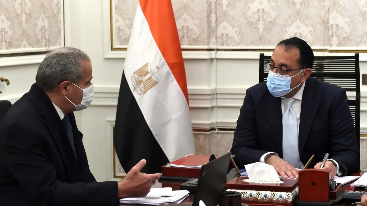 رئيس الوزراء في جانب من الاجتماع