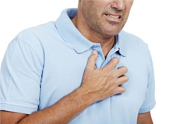 حسام موافي يكشف أعراض الذبحة الكاذبة