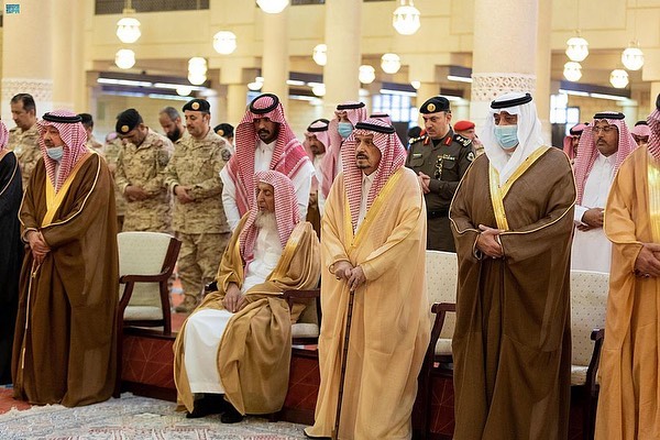 أمير الرياض يؤدي صلاة الجنازة