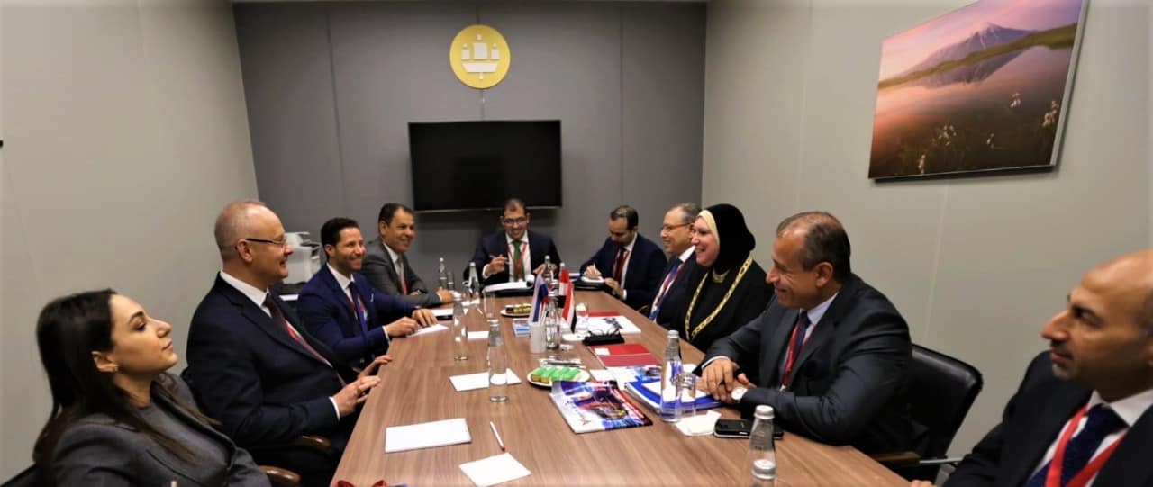 وزيرة التجارة والصناعة خلال لقائها مسؤولين وشركات روسية