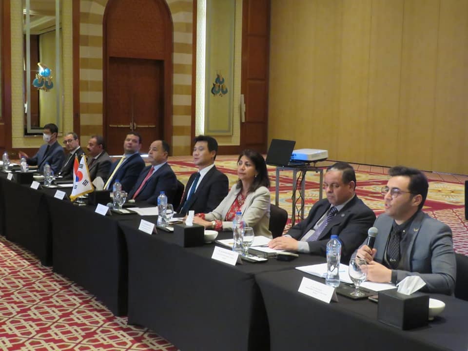 وزير المالية في جانب من اللقاء