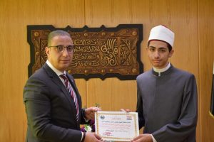 محافظ الفيوم يكرم الطالب «الحسن»