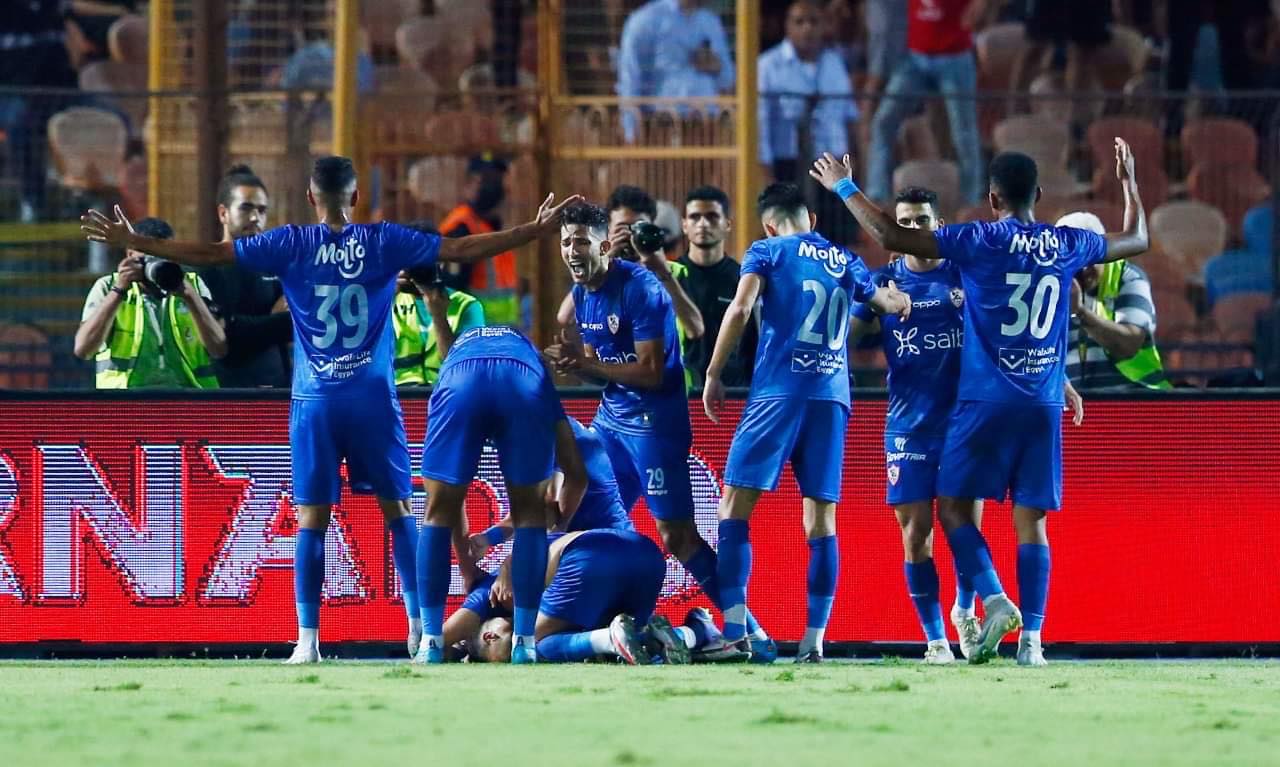 لاعبو الزمالك يحتفلون مع الجماهير بلقب كأس مصر 