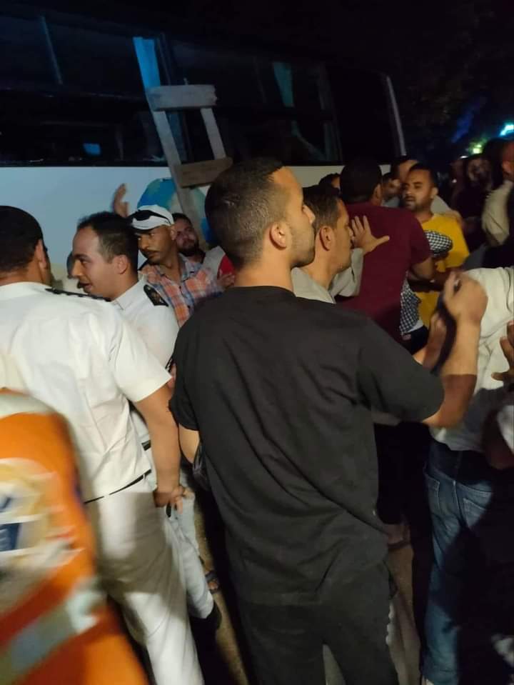 مصرع شخص وإصابة 14 آخرين في حادث تصادم بالهرم.. صور