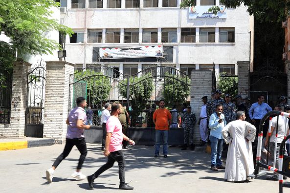صور لأهالي ضحايا حادث كنيسة أبو سيفين أمام مستشفى إمبابة