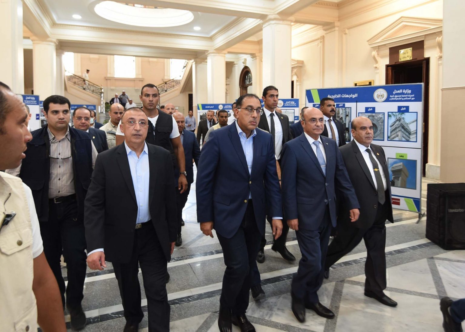 رئيس الوزراء خلال تفقده مبنى محكمة الإسكندرية