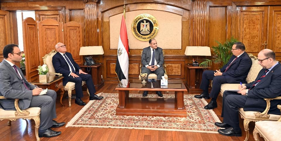 وزير الصناعة والتجارة خلال لقائه محافظي بورسعيد والشرقية