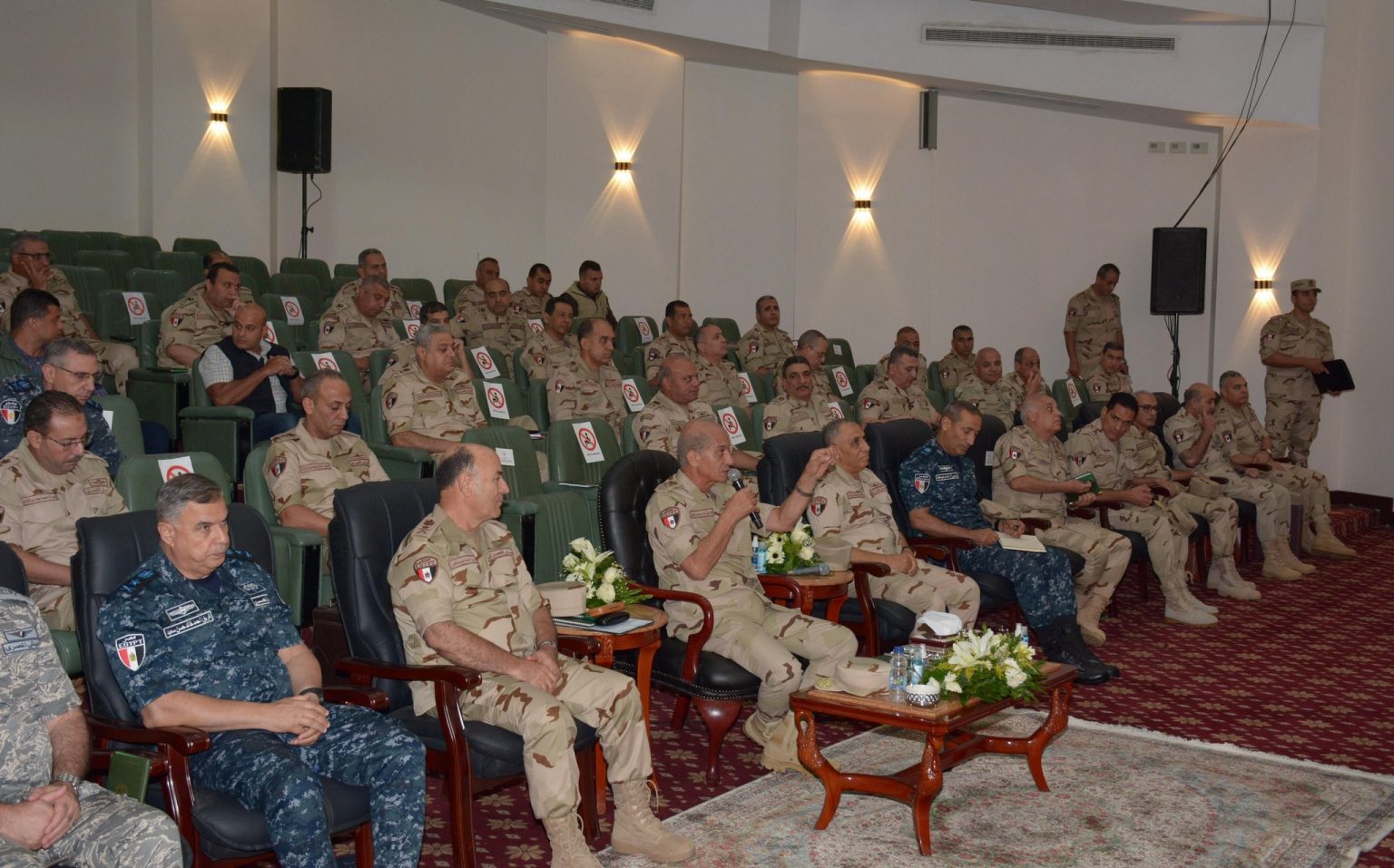 وزير الدفاع خلال اللقاء