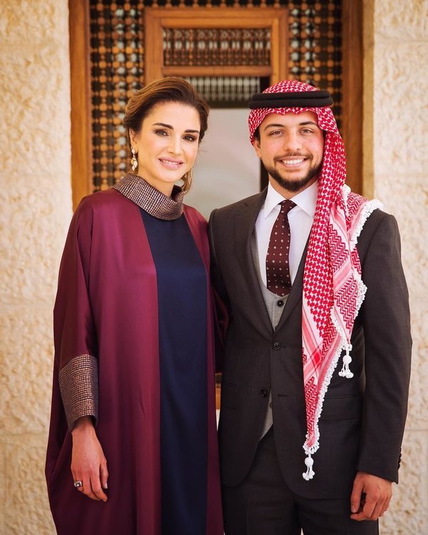 الملكة رانيا غالباً ما تختار تصاميم شرقية خصوصاً في المناسبات الرسمية