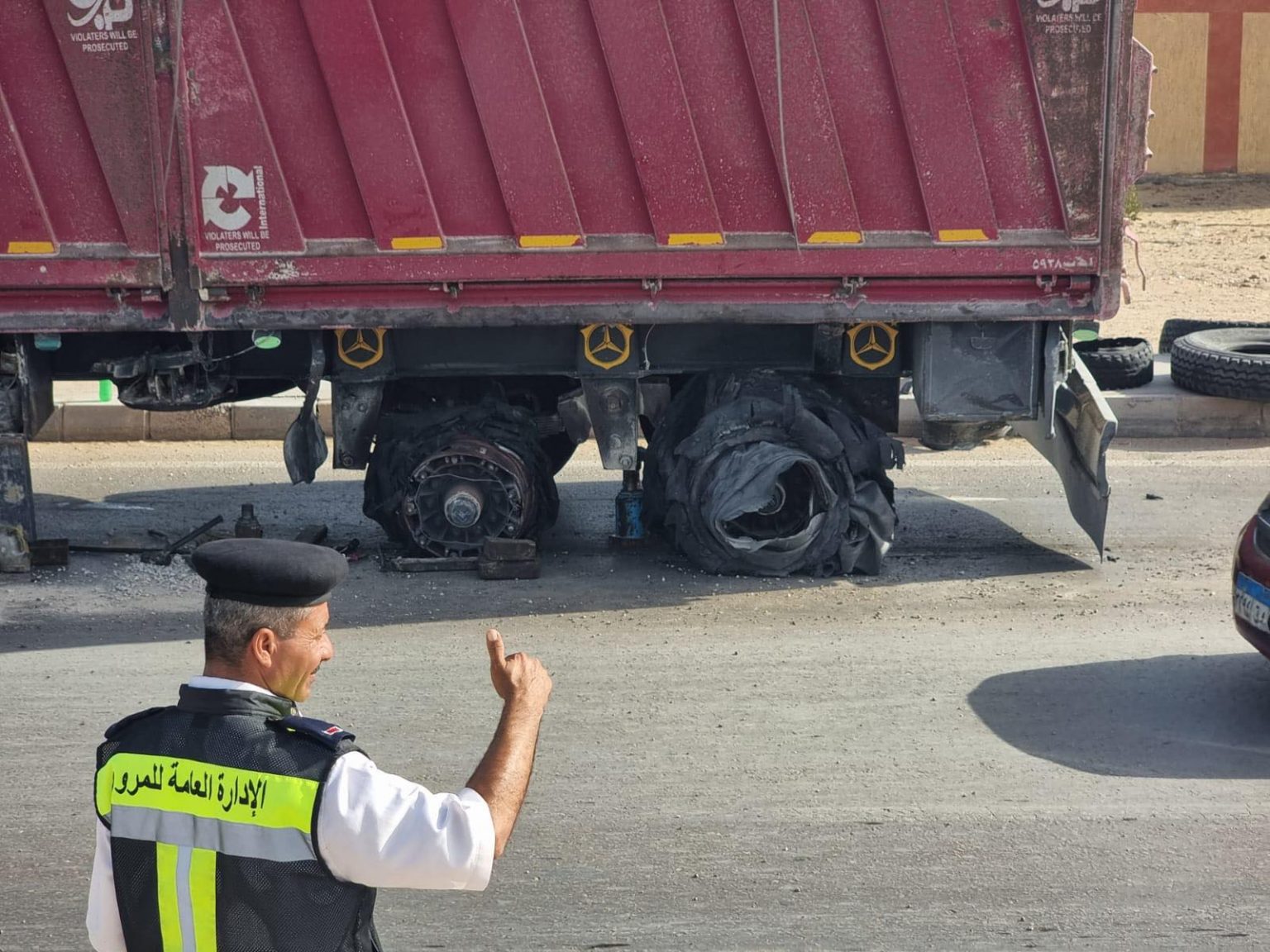 تعطل سيارة نقل مقطورة