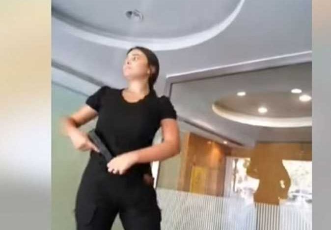 لبنانية تقتحم مصرف