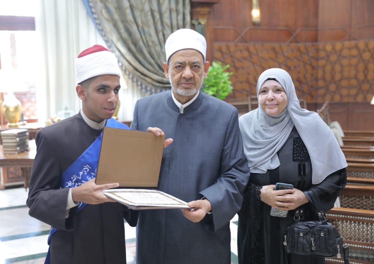 الإمام الأكبر يكرم أوائل الثانوية الأزهرية ويلتقط صور تذكارية معهم