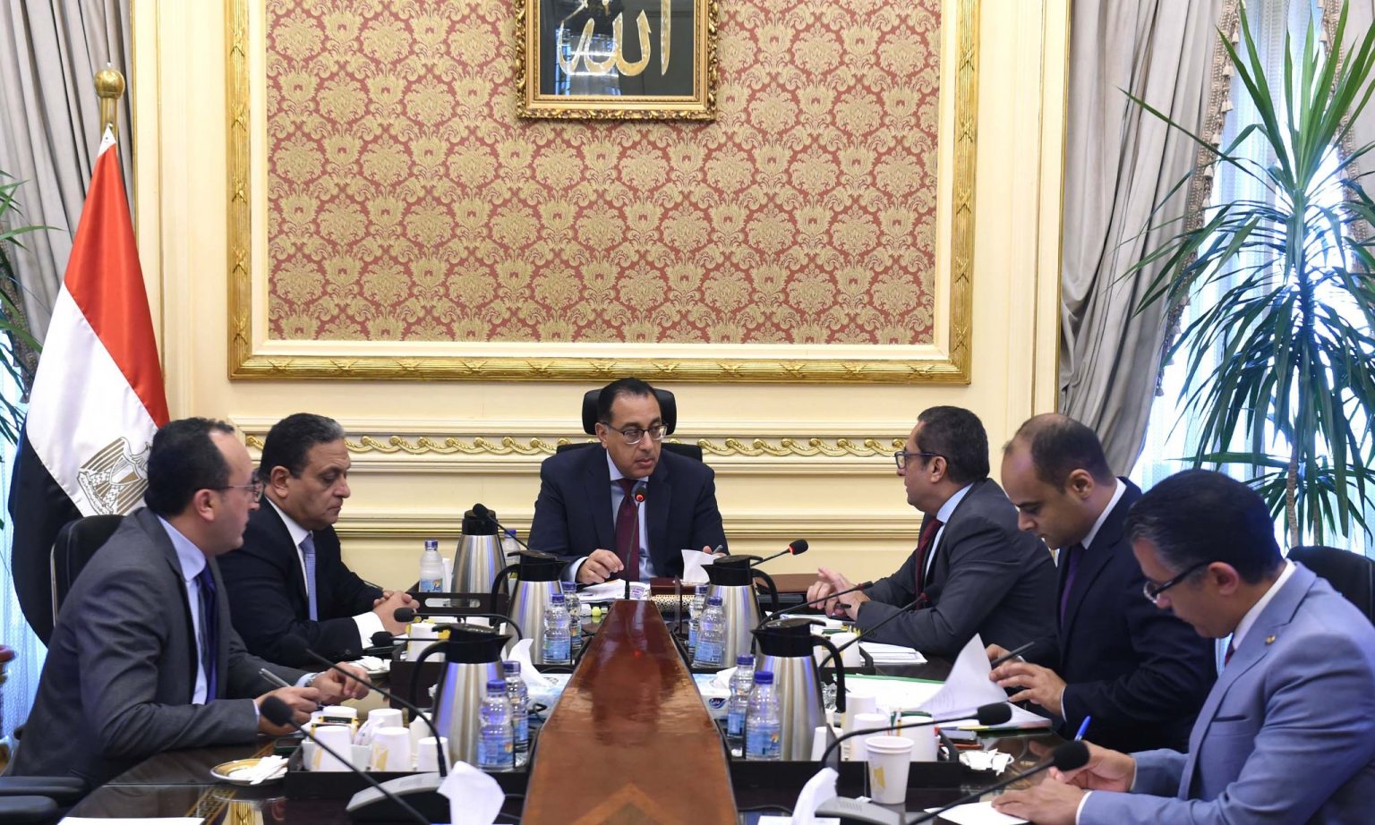 رئيس الوزراء خلال الاجتماع