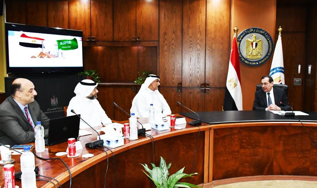 وزير البترول خلال الاجتماع