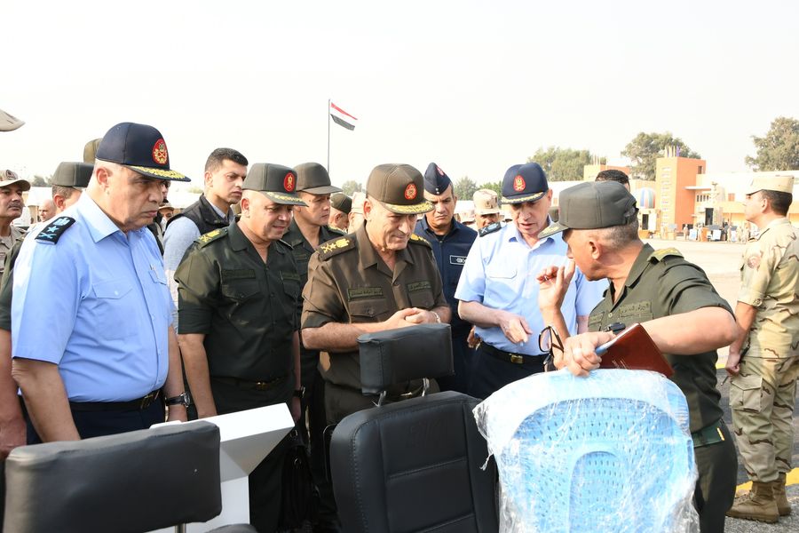 رئيس الأركان خلال تفقده معرض البحوث الفنية للقوات المسلحة