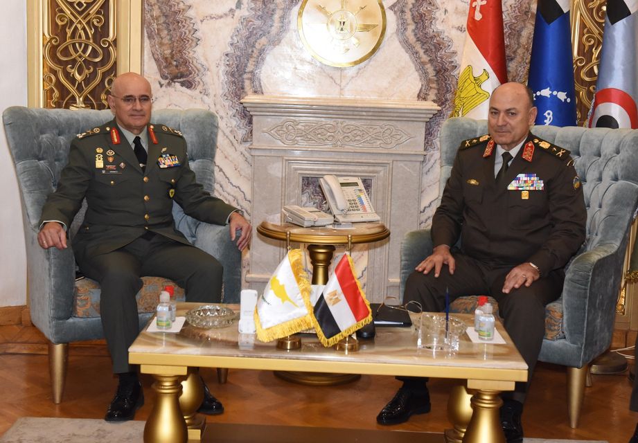 رئيس الأركان خلال لقائه قائد الحرس الوطني القبرصي
