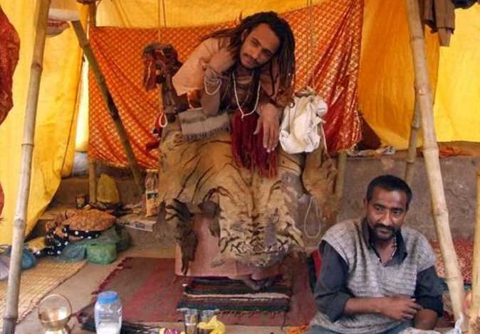 هندي يقف على قدمه منذ 12 عاما لإرضاء الأب الروحي