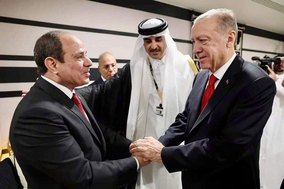 الرئيس السيسي يصافح الرئيس أردوغان في قطر
