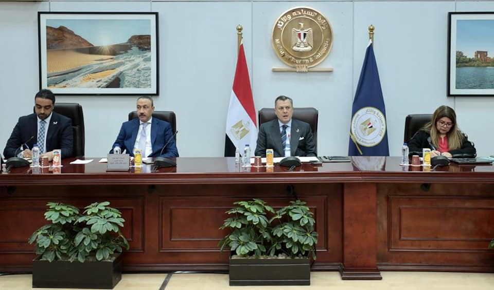وزير السياحة والآثار خلال لقائه ممثلي اللجنة النقابية للعاملين بالهيئة المصرية العامة للتنشيط السياحي