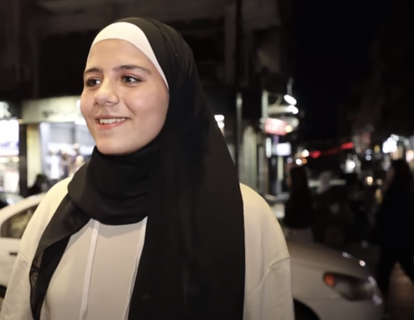 فتاة سورية مصابة بهستيريا الضحك: حياتي بلا طعم