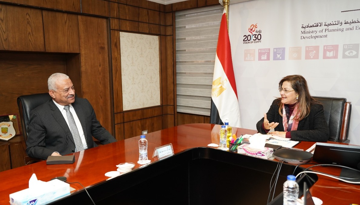 وزيرة التخطيط تجتمع بمحافظ السويس