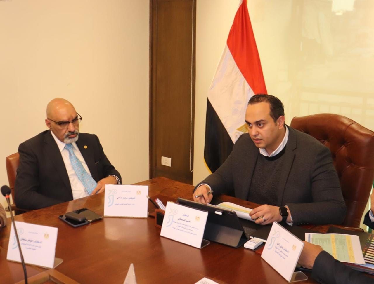 رئيس هيئة الرعاية الصحية خلال الاجتماع