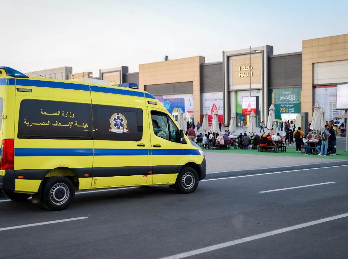 سيارات إسعاف للتأمين الطبي في محيط معرض الكتاب