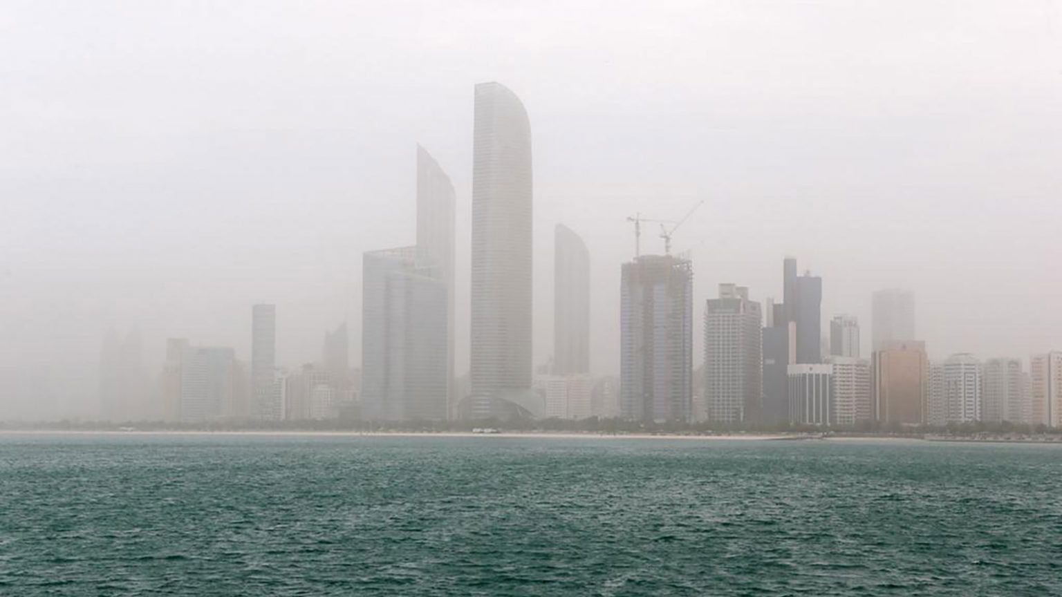 حالة من الطقس السيء تضرب الإمارات