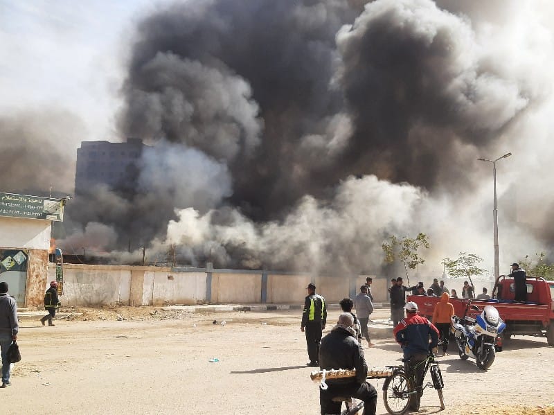 7 مصابين في حريق هائل بمصنع ملابس بالسويس