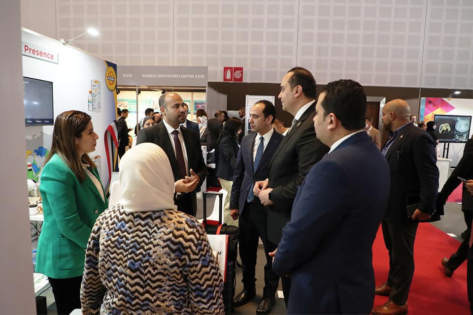 رئيس هيئة الرعاية الصحية خلال تفقده جناح الدولة المصرية في معرض الصحة العربي