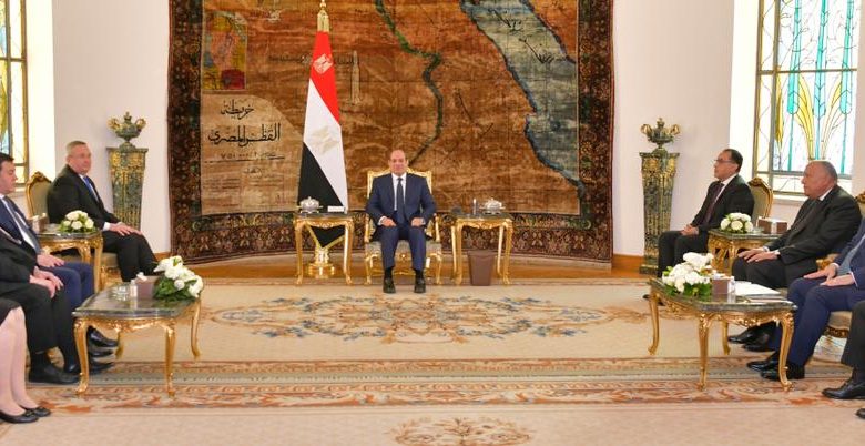 الرئيس السيسي يعرب عن تطلعه لتعزيز التعاون الثنائي بين مصر ورومانيا 