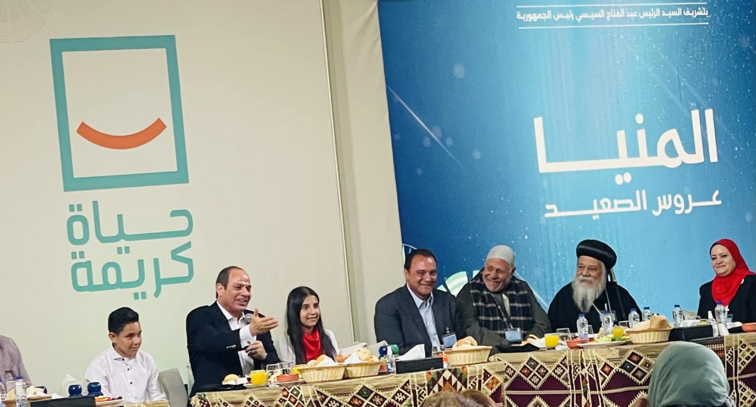 الرئيس السيسي يتناول الإفطار مع أهالي قرية المعصرة في المنيا