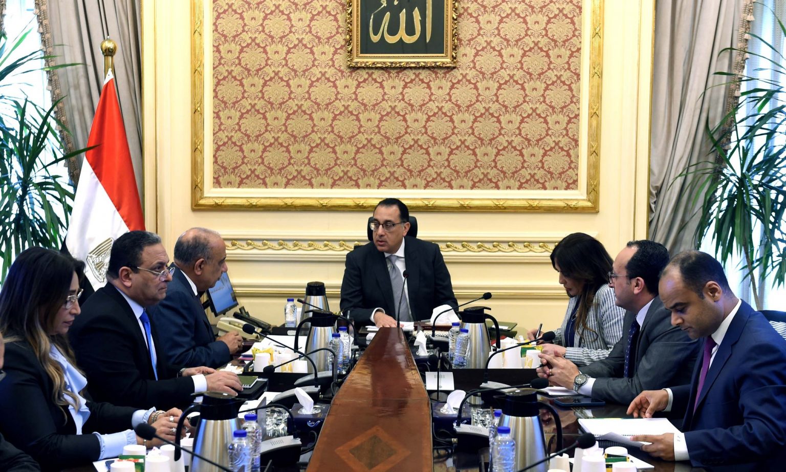 رئيس الوزراء خلال الاجتماع