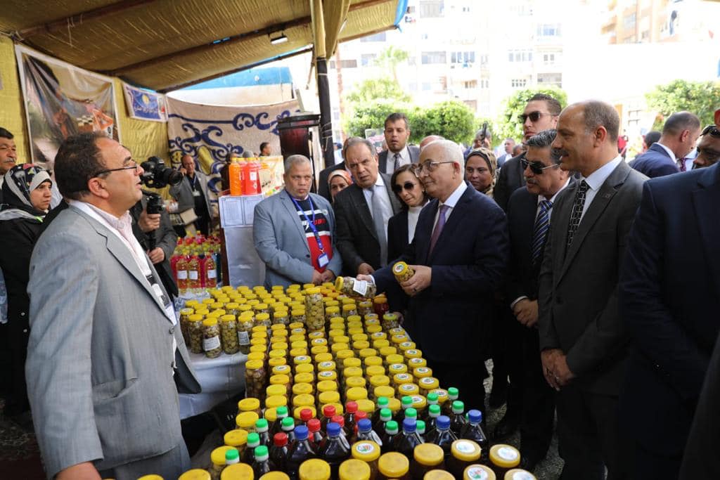 وزير التعليم يفتتح معرضا لمنتجات المدارس الفنية بالإسكندرية