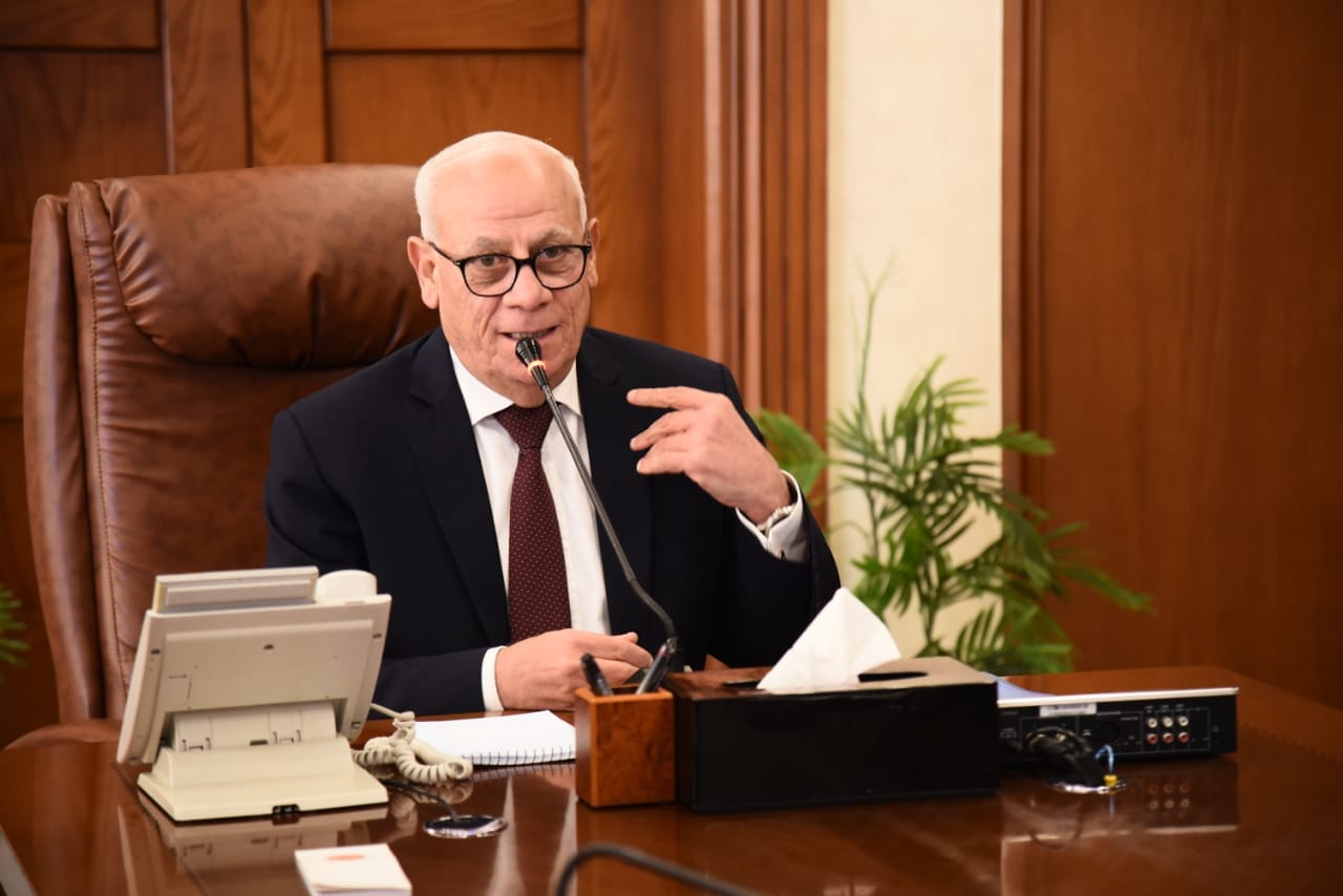 محافظ بورسعيد خلال الاجتماع