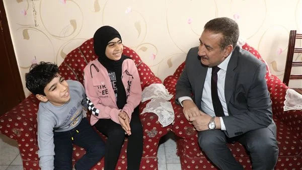 محافظ المنوفية مع الطفلين