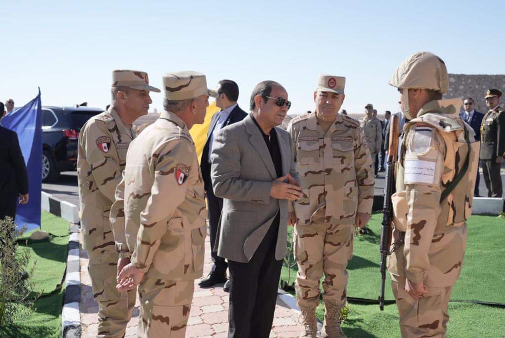 الرئيس عبدالفتاح السيسي يتفقد الارتكازات الأمنية بشرق القناة