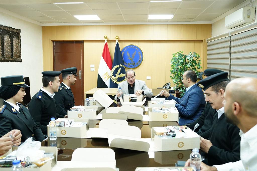 الرئيس السيسي يتناول الإفطار مع ضباط وأفراد قسم شرطة مدينة نصر