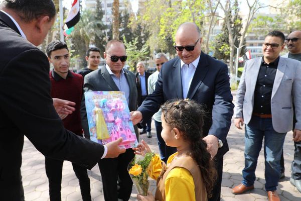 محافظ القاهرة يشارك المواطنين احتفالات عيد الفطر بحديقة الطفل بمدينة نصر