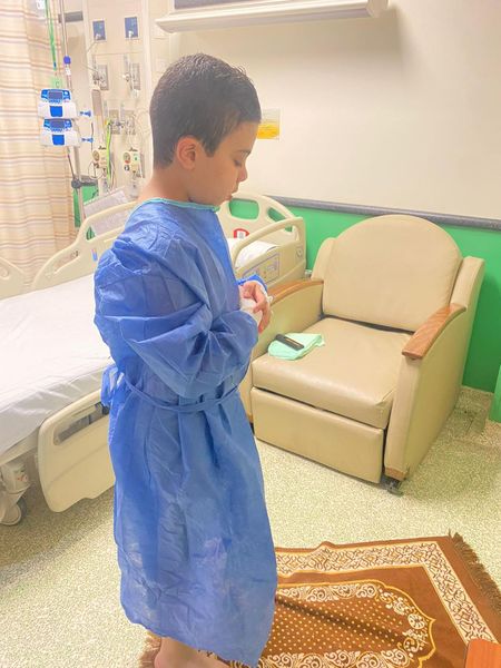 الطفل زياد يستعد لاستئصال ورم النخاع الشوكي بالصلاة