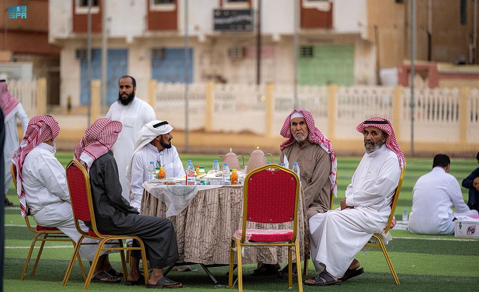  الإفطار الجماعي بأحياء الوجه عادة رمضانية يتوارثها الأبناء عن الآباء