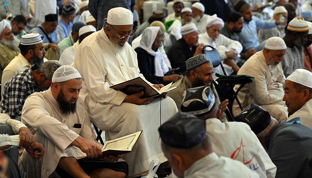 مشاهد إيمانية في آخر ساعات الصيام بالمسجد النبوي