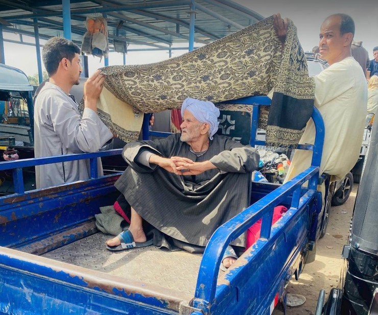 شهامة ورحمة.. شابان يقيان والدهما المسن حرارة الشمس في سوهاج